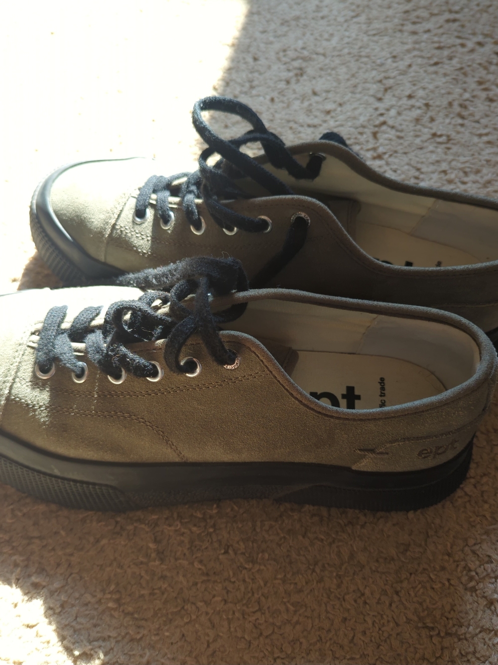 LNWOT East Pacific Trade Soho Sneakers 9 Olive Mens